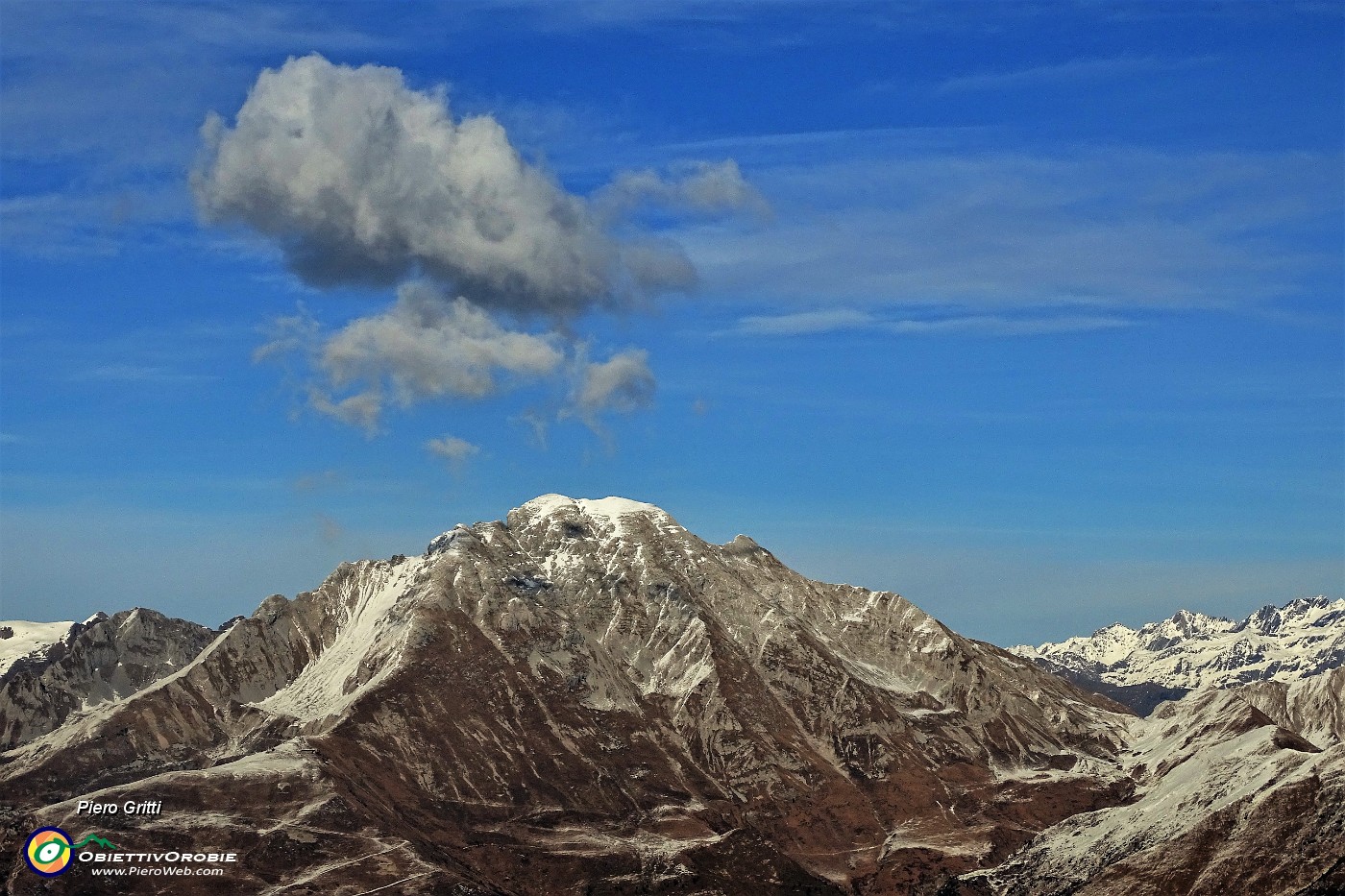 79 Zoom su Pizzo Arera con nuvola.JPG